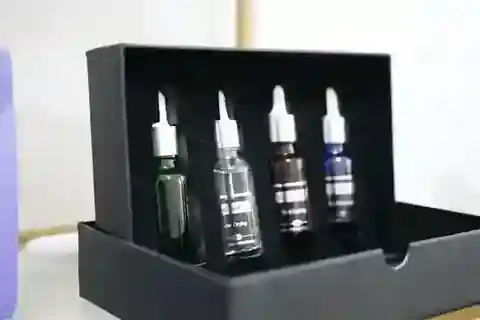 Cilt bakımında kullanılan serum şişeleri, siyah kutusunda